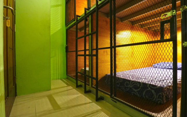 Kabin Kapsul Kayu jati I - Hostel