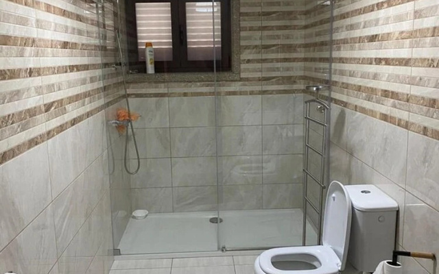 3 Bed House - Sleeps 6 - Parking - Wifi