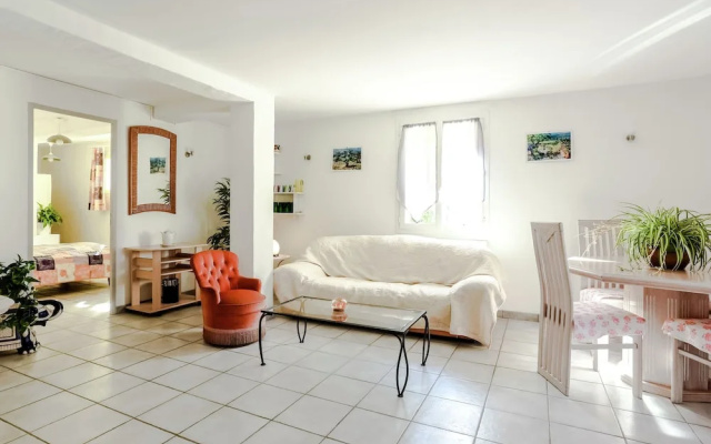 Cozy Hillside Escape in Berre
