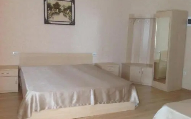Hotel 1 May