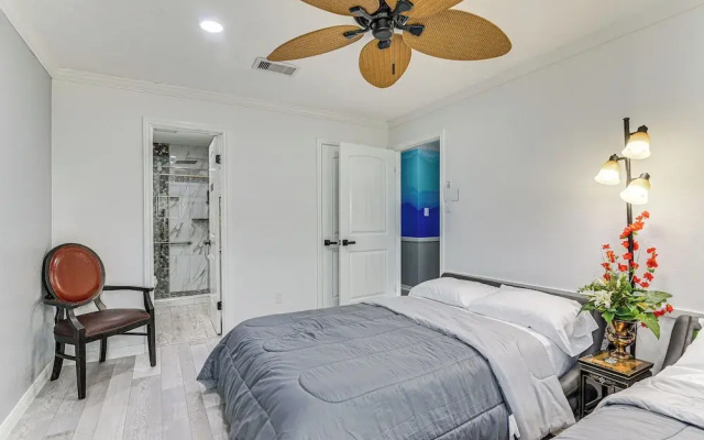 ~ 2 Blocks to Beach: Galveston Group Getaway!