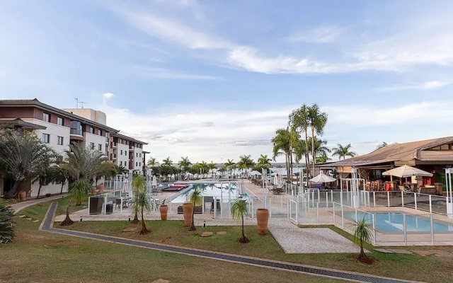 Apt With Balcony in a Condo With Pool - Clr0211