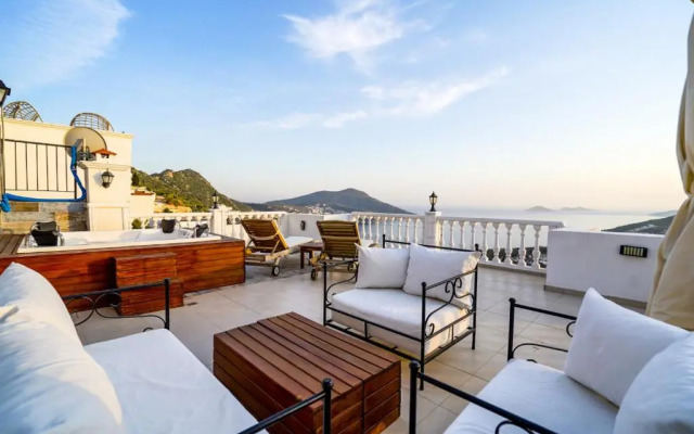 Flat with Shared Pool, Terrace and Jacuzzi in Kas