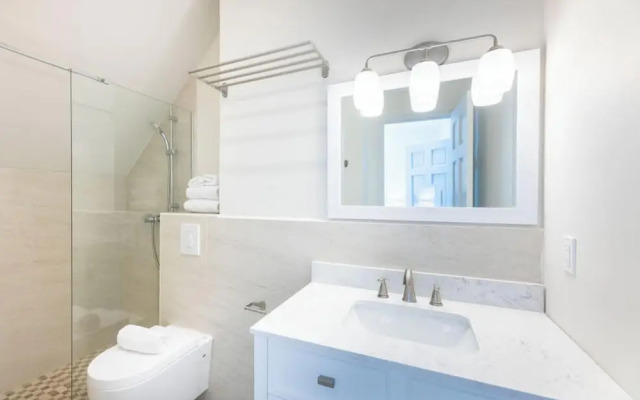 Historic Heartbeat 2BR Townhouse in Central Bliss