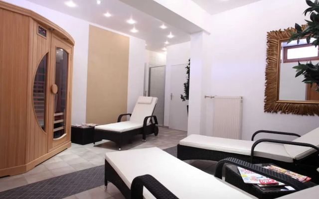 Apartment With Swimming Pool