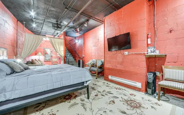 Cozy Single at The Strand