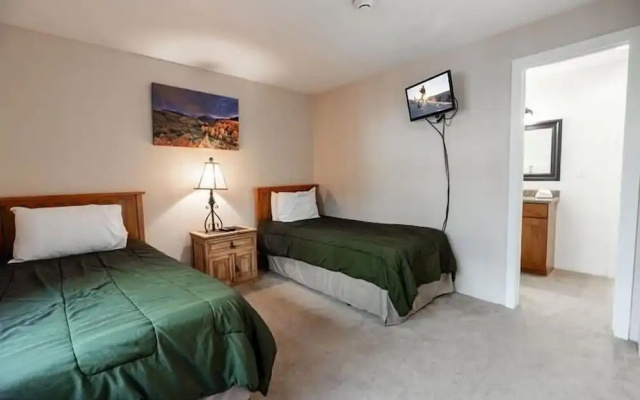 Breakaway West Ski Condo 1,5 miles from the Lifts by RedAwning