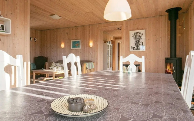 Cozy Seaside Cottage Escape-by Traum