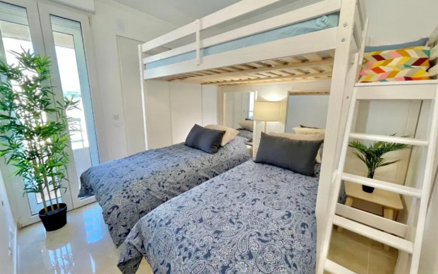 Magnificent 82m With Terrace And In Front Of Sea