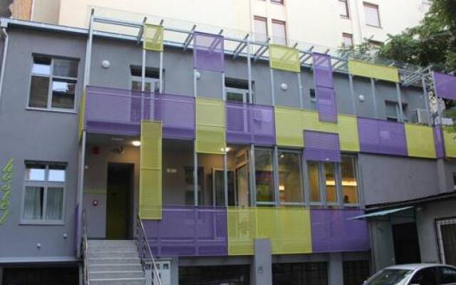 Chic Hostel вид на фасад