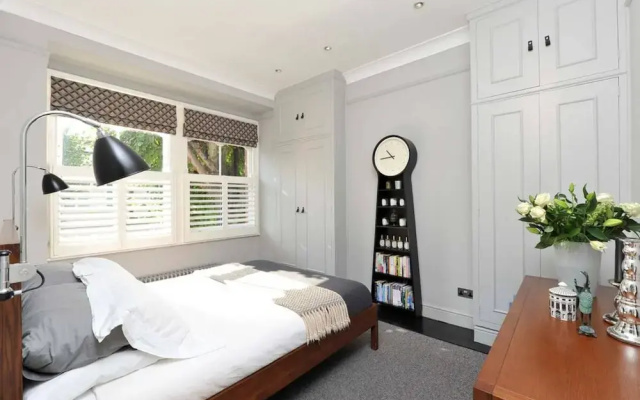 Newly Renovated 3 Bedroom Flat with Terrace
