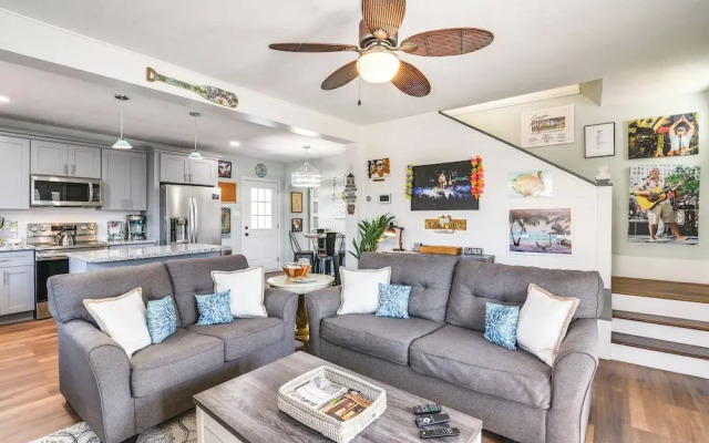 Jimmy Buffet Home w/ Hot Tub & Yard in Galveston!