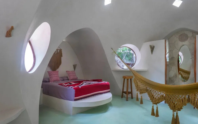 Room-unique Jungle Dome 2 Queen Beds