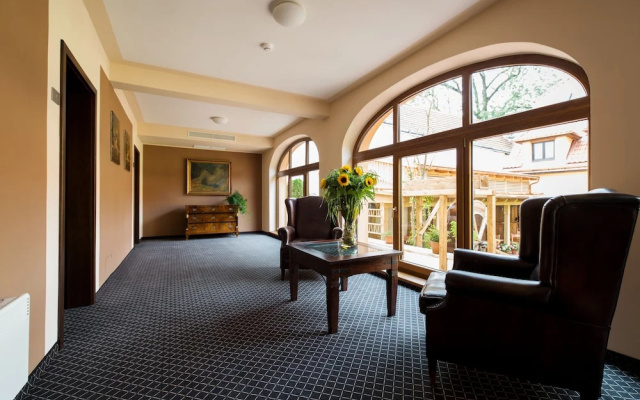 Hotel Selsky Dvur - Bohemian Village Courtyard