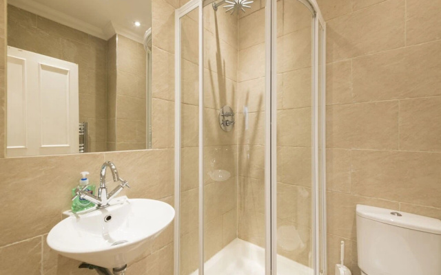 Large 2 Bedroom Flat in Victoria - Zone 1