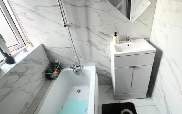 London Luxe Apartment - Spacious & Stylish