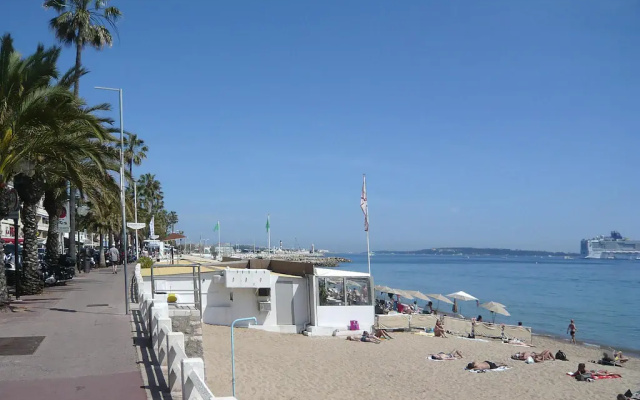 Vacation apartment with large private terrace and community pool, Cannes