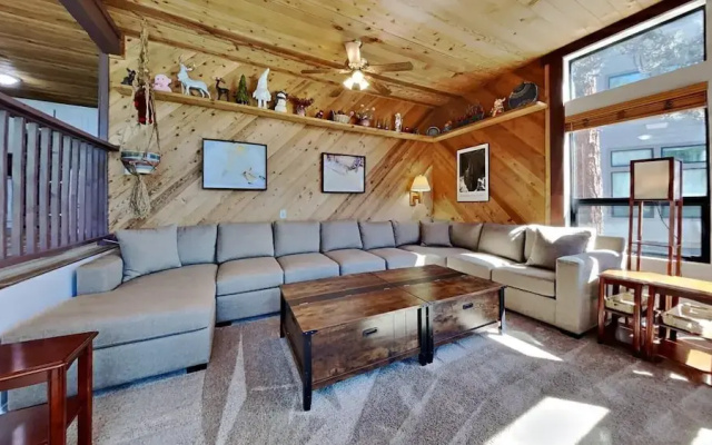 Spacious 2 Bedroom Condo Great For Friends and Families! Hiking, Swimming, Stargazing! by RedAwning