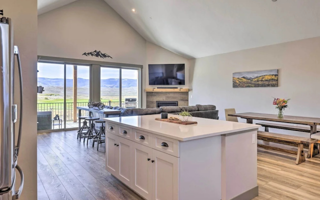 3 Mi to Granby Ranch: Townhome w/ Balcony & Views