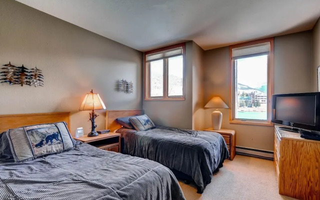 3bdr Condo-master Fireplace, Upgraded Kitchen, Kids Ski Free 3 Bedroom Condo by RedAwning