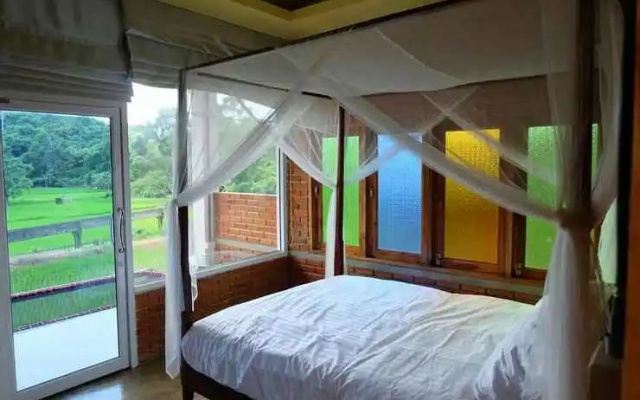 Earth House Pua