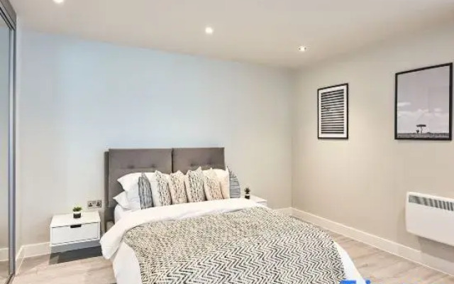 Studios in Central Bracknell, 30mins from London