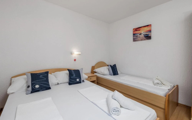 Nice Apartment in Lopar With 1 Bedrooms and Wifi