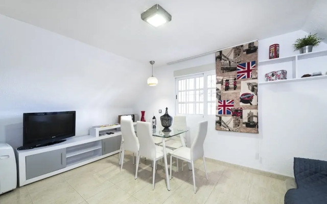 Sunny Coastal Retreat for 4