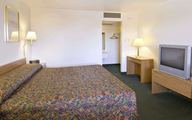 Super 8 By Wyndham Vernon