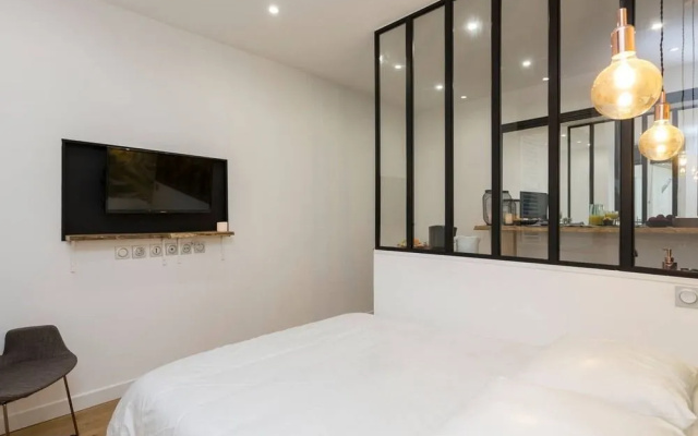 Studio d'architecte au pied de Tour Eiffel (CDM)