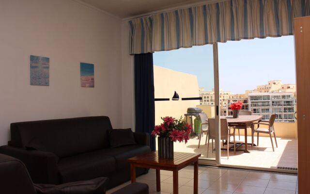 Отель Spinola Bay Apartment Мальта, Сан Джулианс - отзывы, цены и фото номеров - забронировать отель Spinola Bay Apartment онлайн комната для гостей