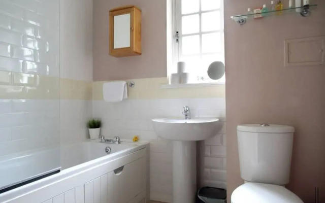 Stylish Apartment at the Edge of Meadows Park