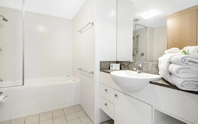Broadbeach on the Park 2 Bedroom Apartment