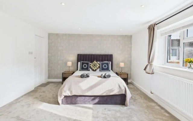 Room-modern Guest Room in West Midlands