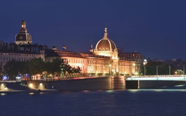 Отель Sofitel Lyon Bellecour Франция, Лион - 2 отзыва об отеле, цены и фото номеров - забронировать отель Sofitel Lyon Bellecour онлайн вид на фасад