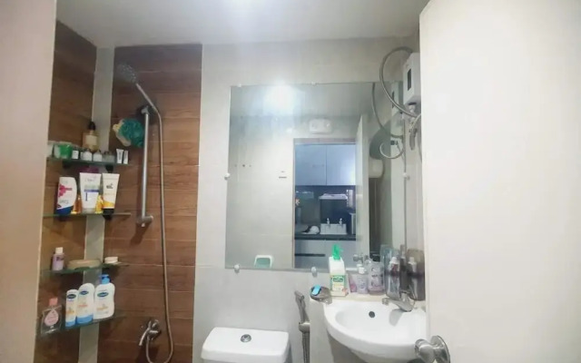 3 Bedroom Fully Furnished Aircon House With Free Car Park