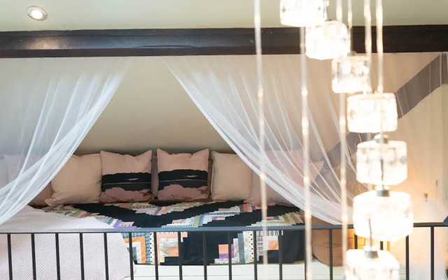 The Loft 2BR Duplex, Central & Parking