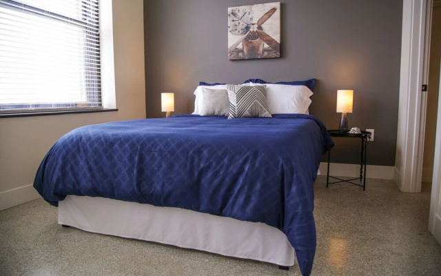 Bold Downtown 1BR Near Memorial Park