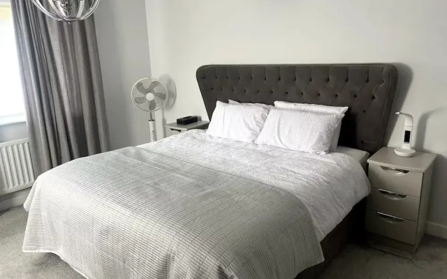 Horley Hideaway - 4 Bedroom House- Sleeps 7