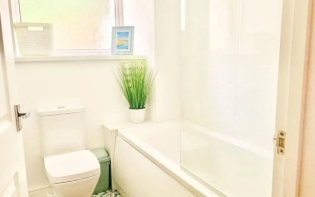 Stunning Renovated & Spacious 2 BR - 100m to Beach