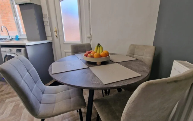 2-bed Home - Sleeps 4, Parking & Garden