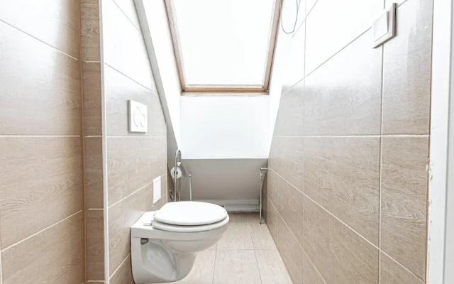 Stunning 12BR Floor For 24 People