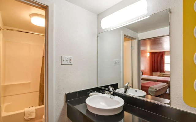 Motel 6 Dallas, TX - Forest Lane