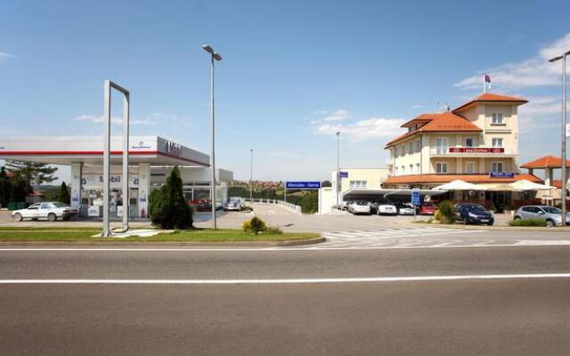 Hotel Knezevina вид на фасад