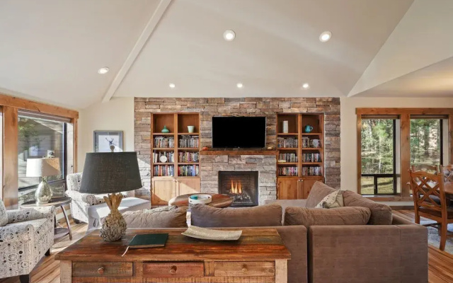 3 Tumalo Home with Wood Burning Stone Fireplace, Hot Tub, and BBQ on the Deck by RedAwning