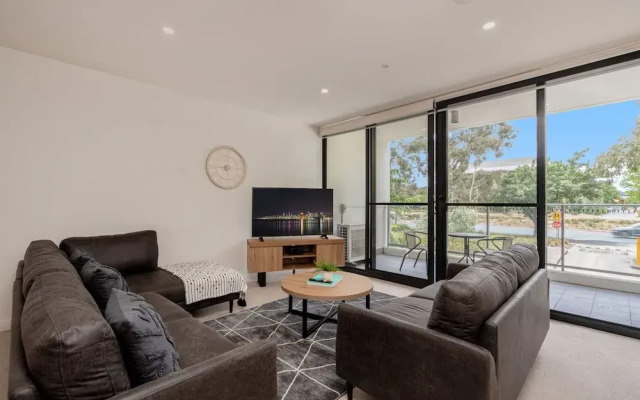 Bright 2-bed Flat Near City Amenities