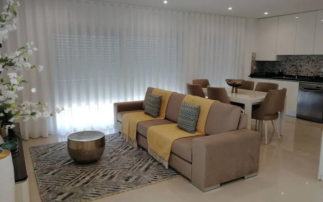 2 Bed Flat - Sleeps 6 - Pool - Parking - Wifi