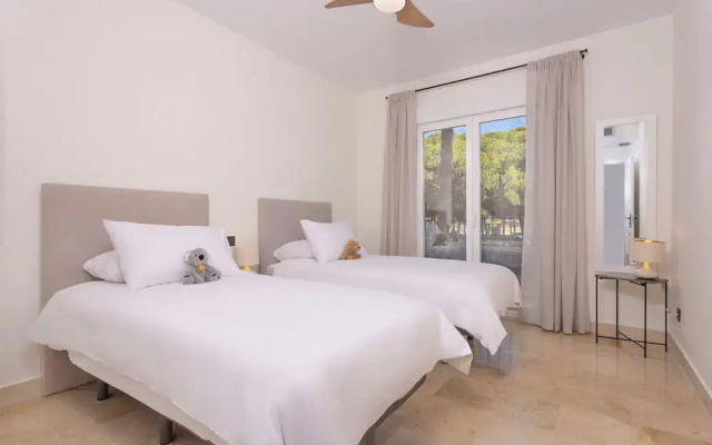 3 Bedroom, 3 Bathroom Beachside Apartment