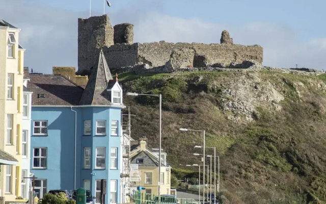 The Towers - Castell