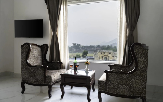 Revaas Hotel